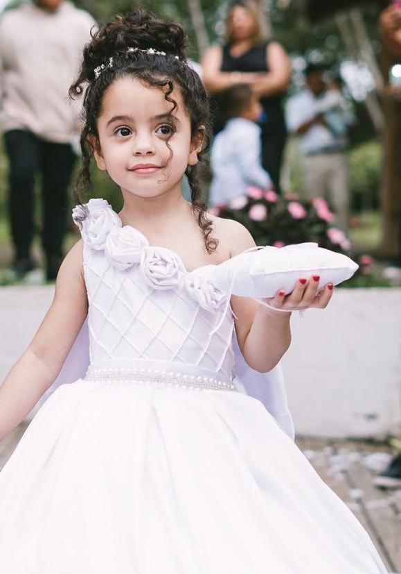 Foto de noivinha usando vestido sob medida